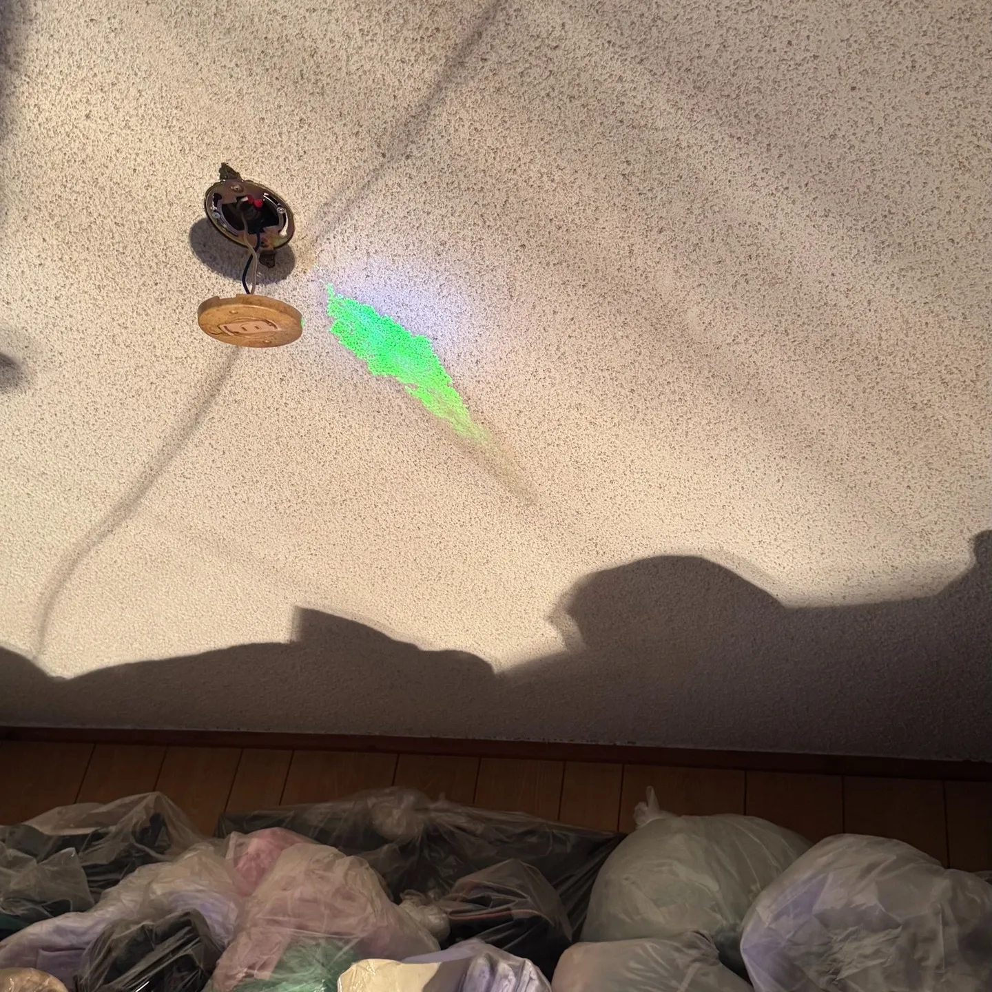 那覇市長田にあるアパートで雨漏りの調査を行いました。